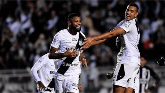 Jogadores da Ponte Preta comemorando gol sobre Ceará, pela Série B (foto: Marcos Ribolli/PontePress)