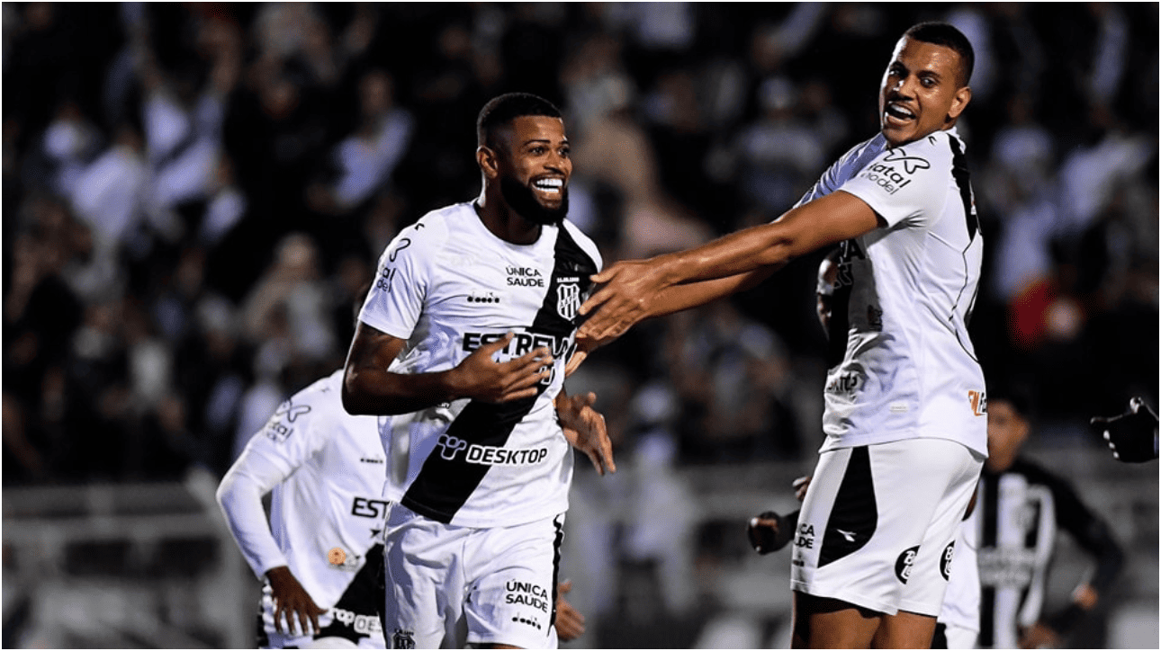 Jogadores da Ponte Preta comemorando gol sobre Ceará, pela Série B (foto: Marcos Ribolli/PontePress)