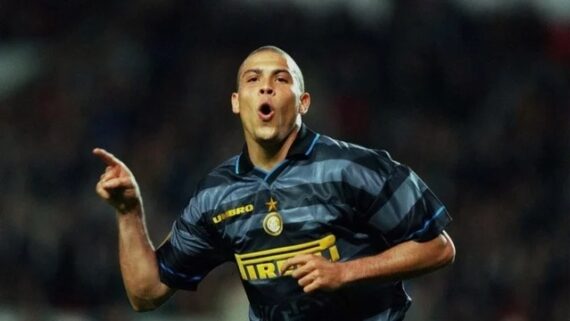 Ronaldo com a camisa da Inter de Milão (foto: Inter de Milão/Divulgação)