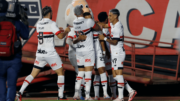 Jogadores do São Paulo comemorando gol sobre Criciúma, pela 12ª rodada do Campeonato Brasileiro (foto: Rubens Chiri e Paulo Pinto/Saopaulofc.net)