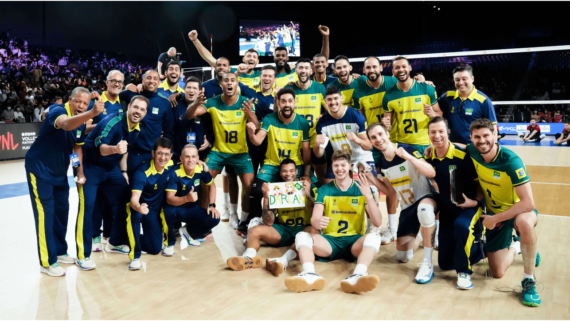 Jogadores de vôlei da Seleção Brasileira na VNL (foto: Reprodução/FIVB)