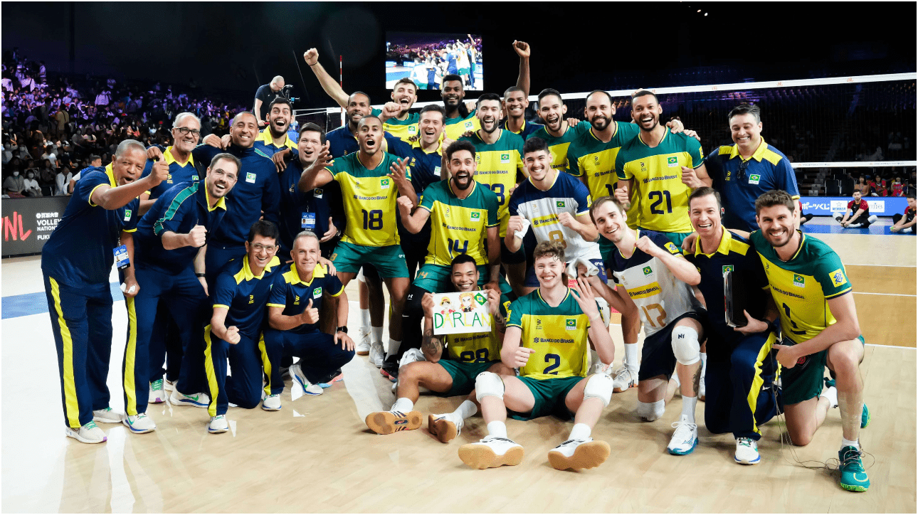 Jogadores de vôlei da Seleção Brasileira na VNL (foto: Reprodução/FIVB)