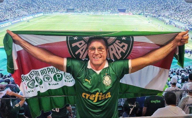 Chael Sonnen assistiu à vitória do Palmeiras sobre o Vasco no Allianz Parque (foto: Reprodução)
