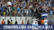 Jogadores do Uruguai comemorando gol sobre Bolívia, pela Copa América (foto: Charly Triballeau/AFP)