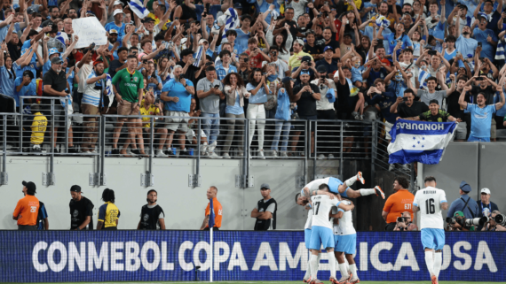 Jogadores do Uruguai comemorando gol sobre Bolívia, pela Copa América (foto: Charly Triballeau/AFP)