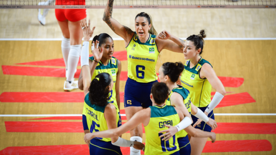 Jogadoras de vôlei da Seleção Brasileira na Liga das Nações Feminina de Vôlei (VNL) (foto: Reprodução/FIVB)