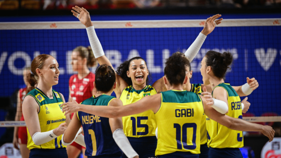 Jogadoras de vôlei da Seleção Brasileira na VNL (foto: Reprodução/FIVB)