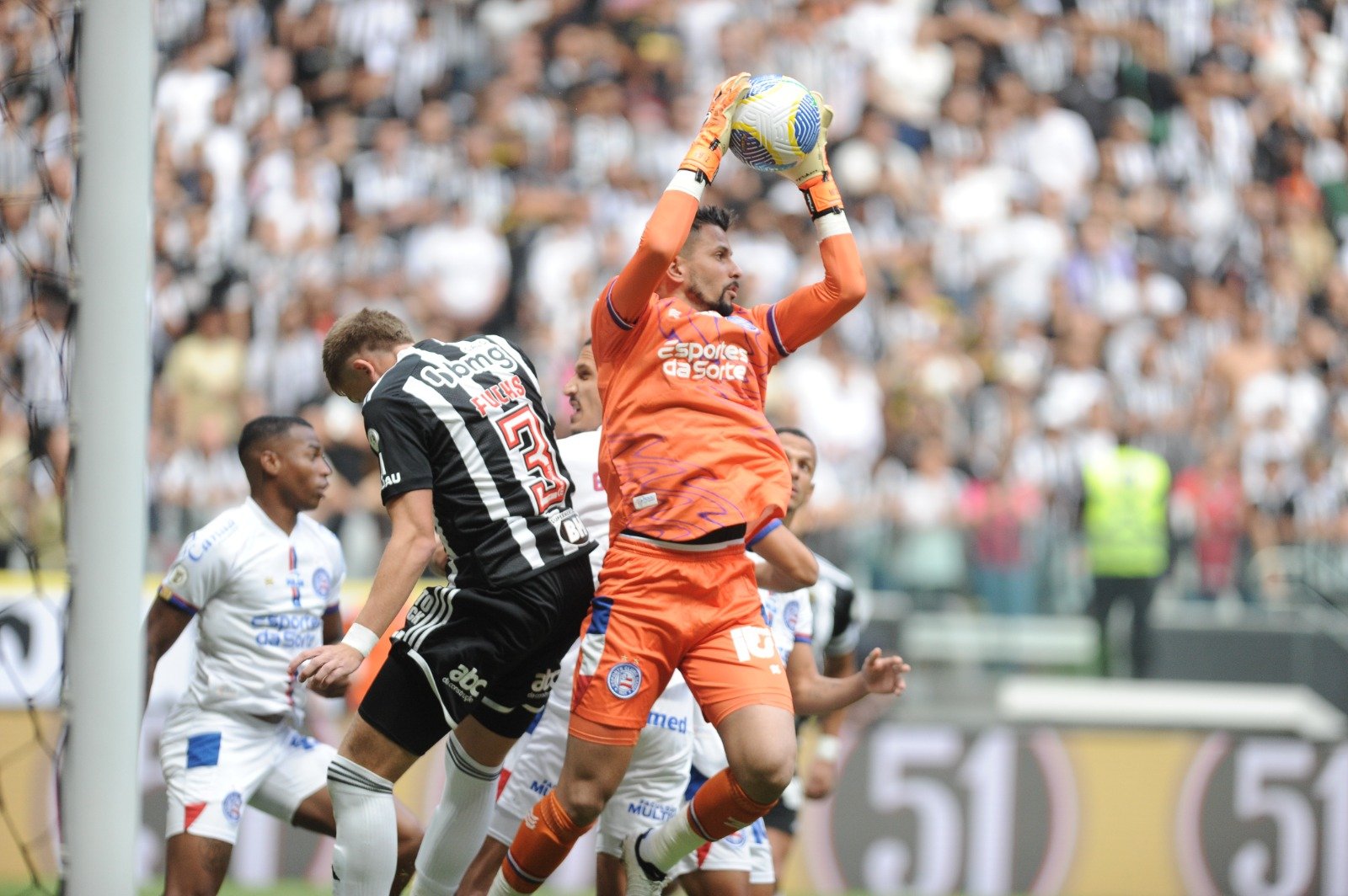 Bruno Fuchs, do Atlético, e Marcos Felipe, do Bahia, em jogada aérea na Arena MRV (foto: Alexandre Guzanshe/EM/D.A Press)