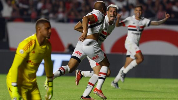 Lucas Moura acertou chute no canto esquerdo de Anderson (foto: Rubens Chiri e Paulo Pinto/Saopaulofc.net)