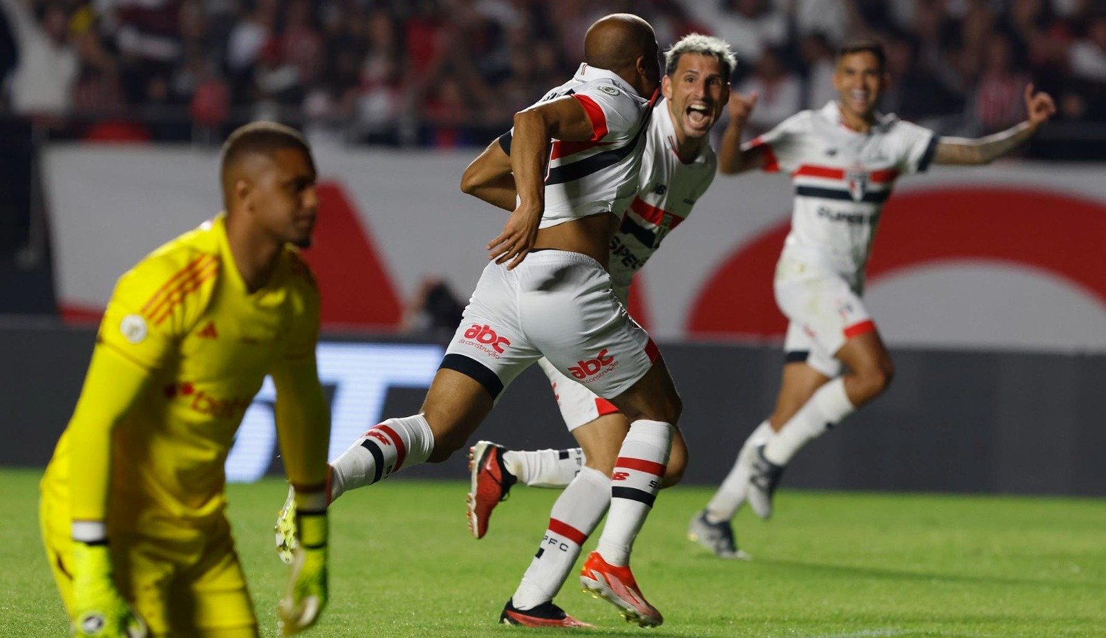Lucas Moura acertou chute no canto esquerdo de Anderson (foto: Rubens Chiri e Paulo Pinto/Saopaulofc.net)