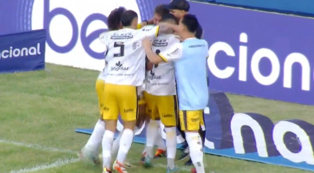 Amazonas venceu o Brusque por 2 a 1 (foto: Reprodução/Premiere FC)