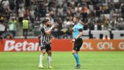 Hulk em reclamação com o árbitro Rodrigo José Pereira de Lima durante duelo entre Atlético e Palmeiras (foto: Ramon Lisboa/EM/D.A Press)