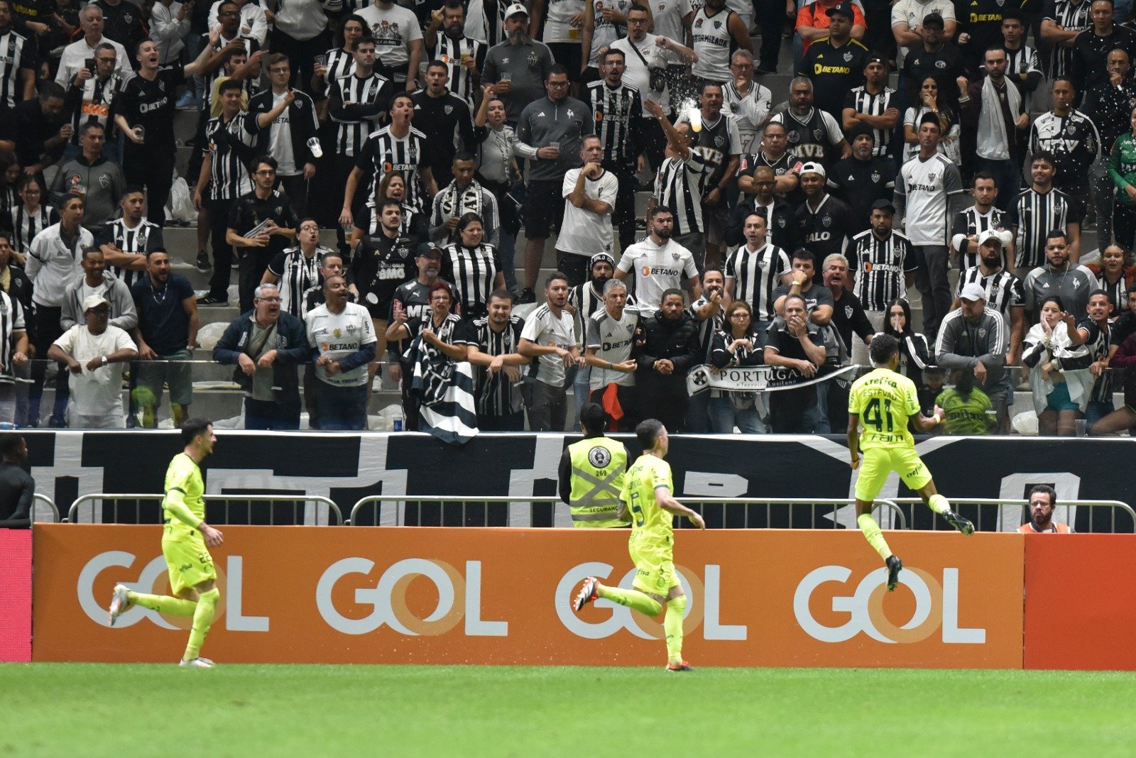 Estêvão, do Palmeiras, provocou torcedores do Atlético após golaço na Arena MRV (foto: Ramon Lisboa/EM/D.A Press)