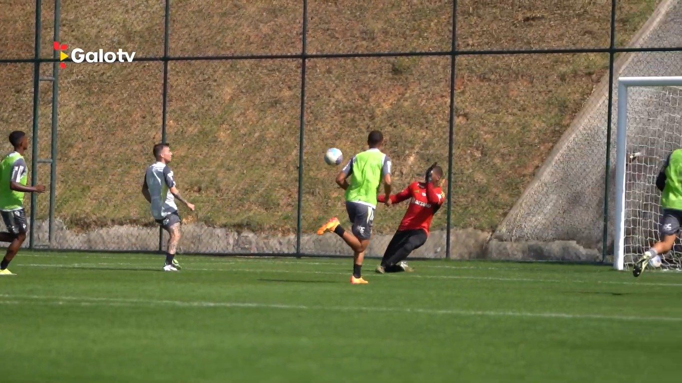 Bernard fez golaço em treino do Atlético na Cidade do Galo (foto: Reprodução/GaloTV)