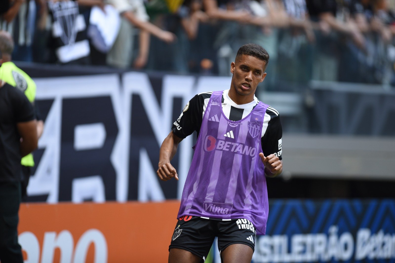 Pedrinho em aquecimento pelo Atlético na Arena MRV (foto: Gladyston Rodrigues/EM/D.A Press)