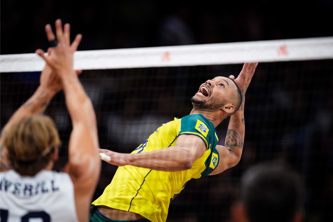 Alan, da Seleção Brasileira, ataca na rede (foto: FIVB/Divulgação)