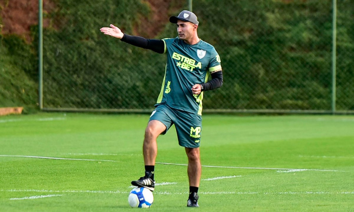 Técnico Cauan de Almeida em treino no CT Lanna Drumond (foto: Mourão Panda/América)