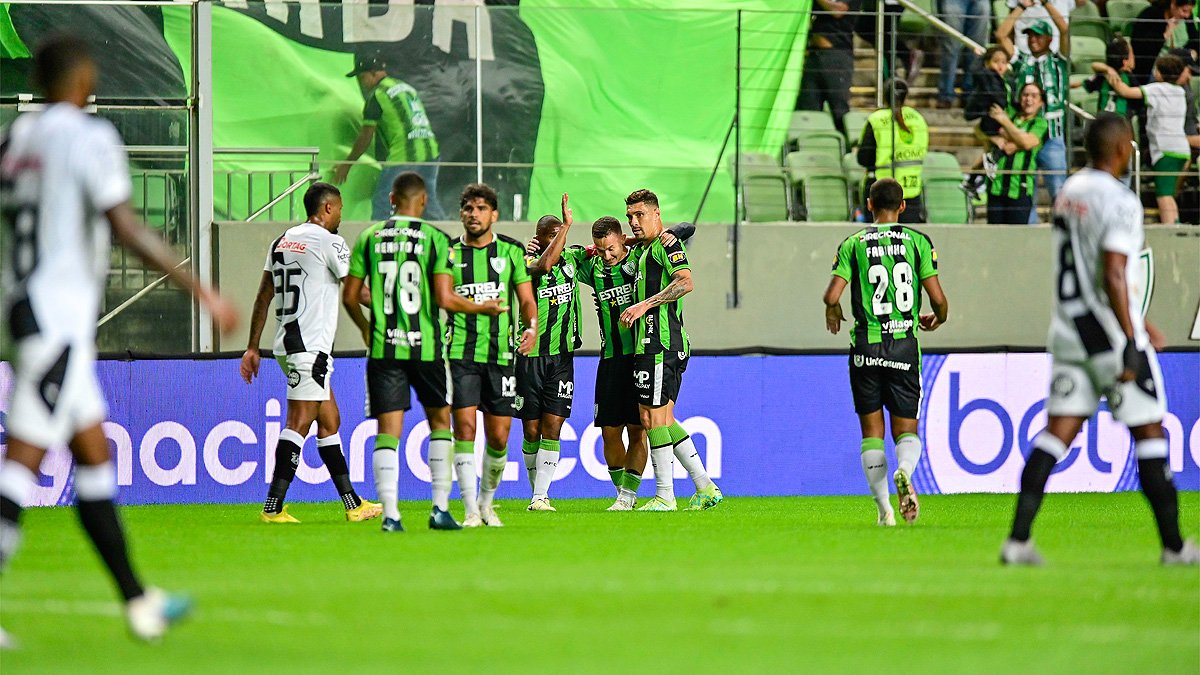 Jogadores comemoram gol do América sobre a Ponte Preta (foto: Mourão Panda/América)