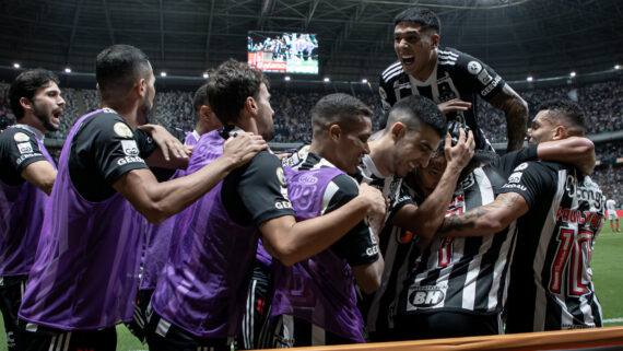 Jogadores do Atlético comemoram gol na Arena MRV (foto: Pedro Souza/Atlético)