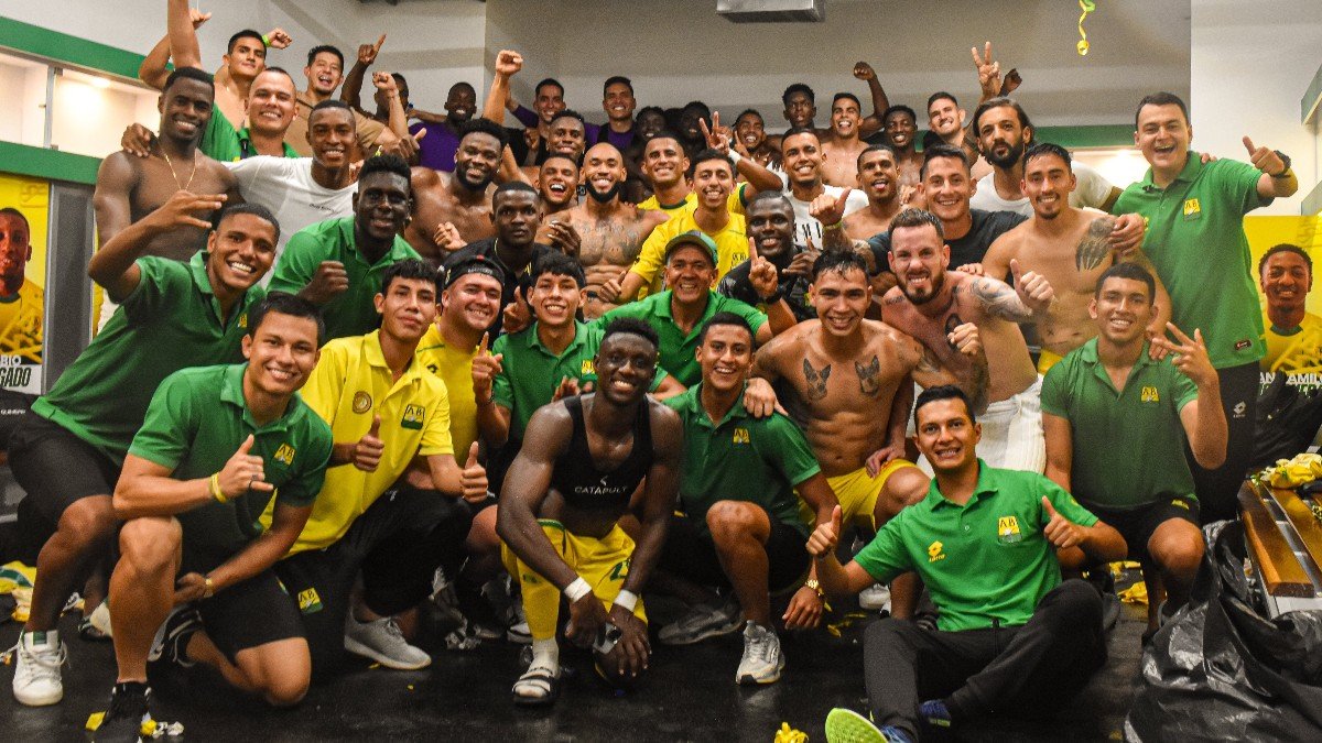 Time do Atlético Bucaramanga comemora classificação para a final do Colombiano Apertura no vestiário (foto: Divulgação/Club Atlético Bucaramanga)