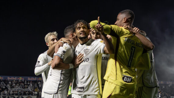 Jogadores do Atlético comemoram gol sobre o RB Bragantino (foto: Pedro Souza/Atlético)