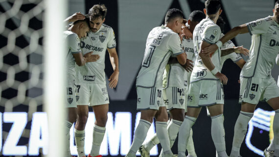 Jogadores do Atlético comemoram gol sobre o Bragantino (foto: Pedro Souza/Atlético)