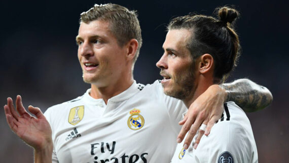 Gareth Bale (direita) comemora gol pelo Real Madrid ao lado do meio-campista Toni Kroos (esquerda) (foto: AFP)
