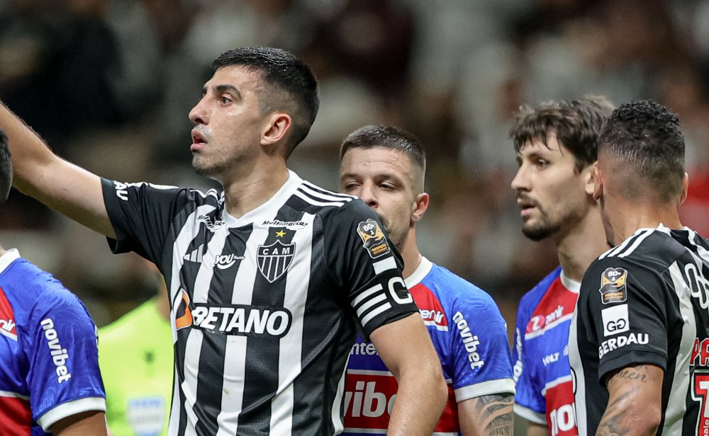 Battaglia, volante do Atlético, e Pedro Augusto (à direita), volante do Fortaleza, durante duelo na Arena MRV (foto: Pedro Souza/Atlético)