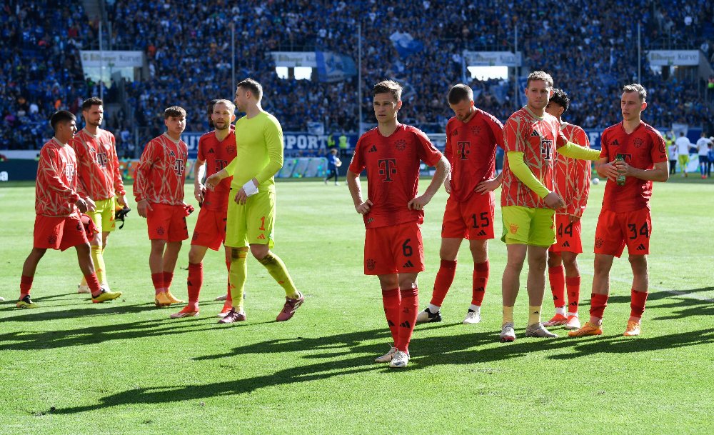 Jogadores do Bayern de Munique na rodada final do Campeonato Alemão (foto: Thomas Kienzle/AFP)