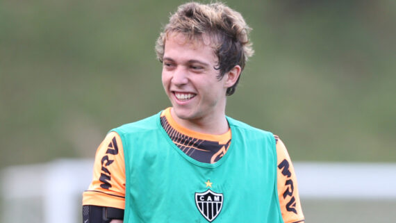 Bernard durante treino do Atlético na Cidade do Galo, em 2013 (foto: Alexandre Guzanshe/EM/D.A Press)