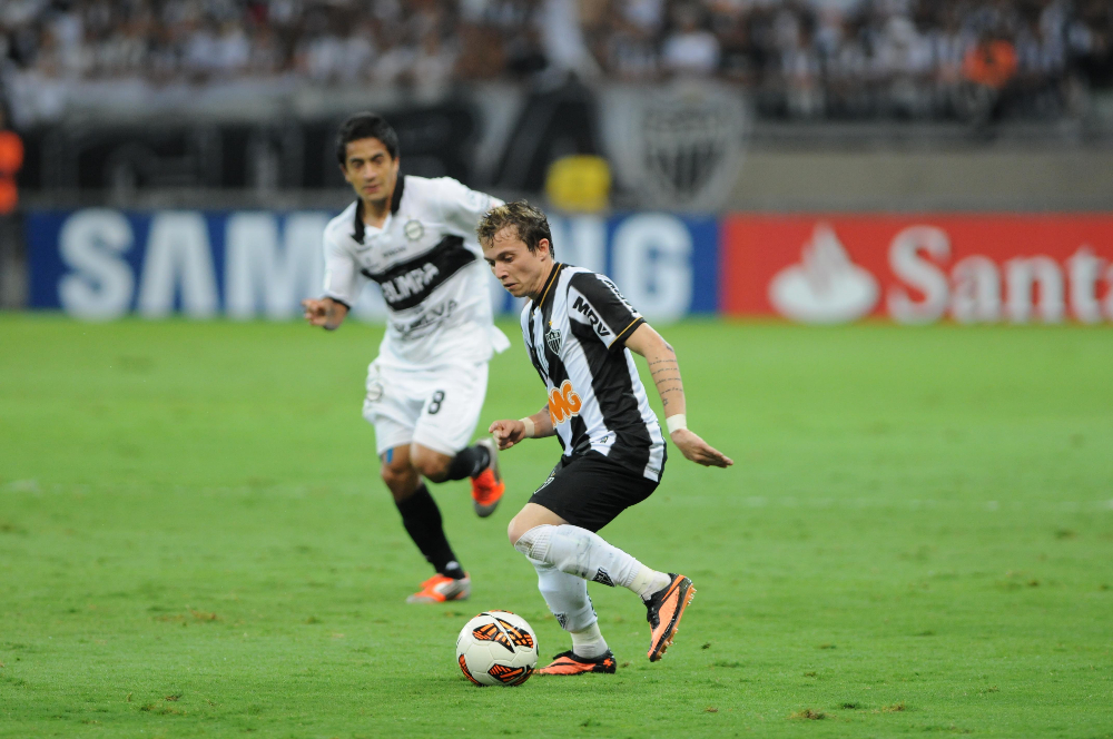 Bernard em ação pelo Atlético na final da Libertadores de 2013 - (foto: Gladyston Rodrigues/EM/D.A Press)