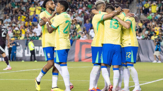 Seleção Brasileira comemora gol na vitória por 3 a 2 em amistoso disputado contra o México, no sábado (8/6) (foto: Aric Becker/AFP)