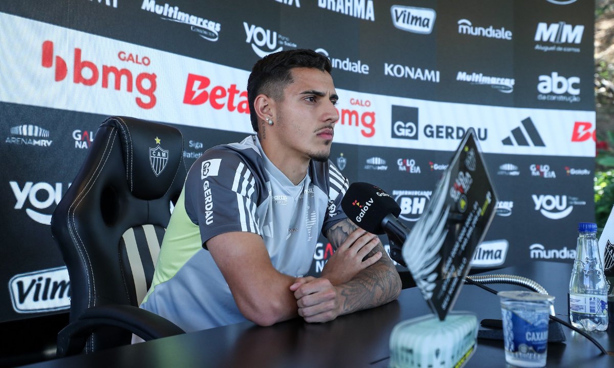 Cadu em entrevista coletiva na Cidade do Galo (foto: Daniela Veiga / Atlético)
