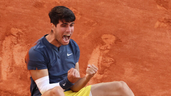 Carlos Alcaraz venceu Zverev e conquistou Roland Garros pela primeira vez (foto: Emmanuel Dunand/AFP)