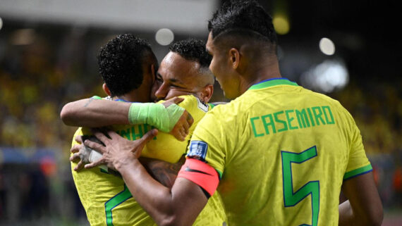 Casemiro comemora gol da Seleção Brasileira com os atacantes Neymar e Vinícius Júnior (foto: CARL DE SOUZA/AFP)