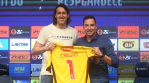 Cássio recebeu camisa 1 do Cruzeiro das mãos do vice-presidente de futebol, Pedro Junio de Oliveira - Crédito: 