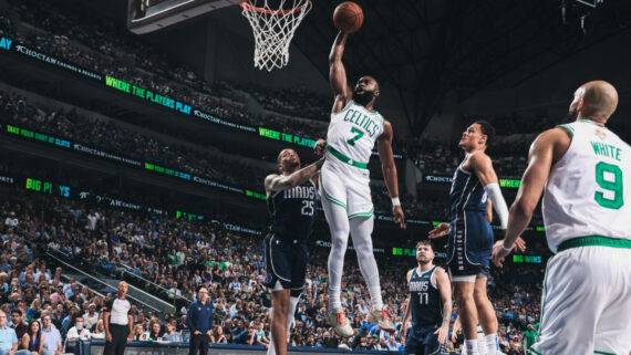 Lance do jogo entre Boston Celtics e Dallas Mavericks (foto: Divulgação / Celtics)