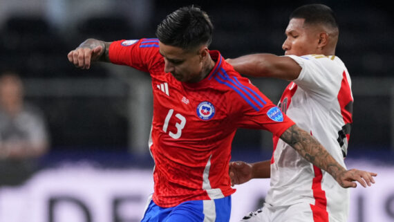 Lance do jogo entre Chile e Peru (foto: Reprodução / Twitter @CopaAmerica)