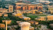 Imagem aérea da Texas A&M University, com o Kyle Field, estádio do jogo do Brasil, ao fundo (foto: Divulgação/Texas A&M University)