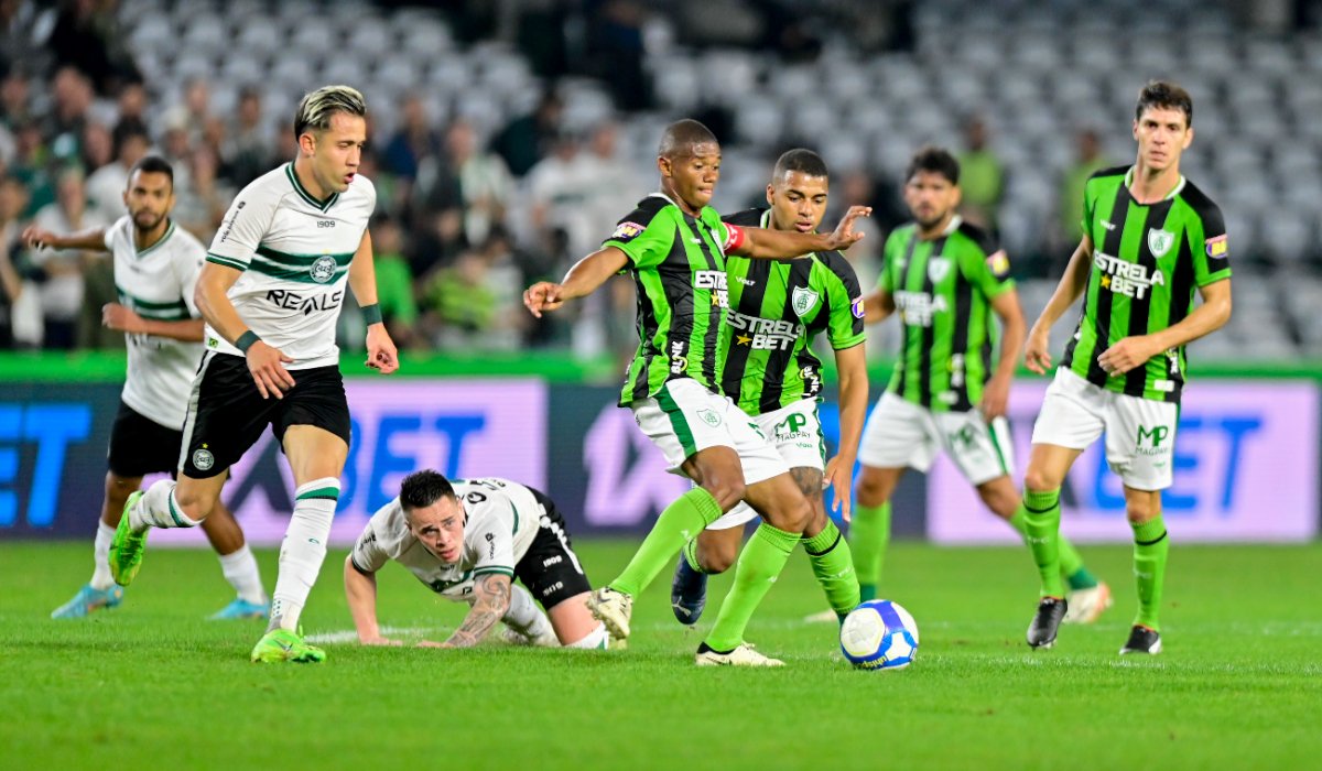 Lance do jogo entre Coritiba e América (foto: Mourão Panda / América)