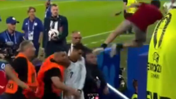 Fã pulou da arquibancada para tentar um contato com Cristiano Ronaldo (foto: Reprodução)