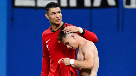 Cristiano Ronaldo comemora ao lado de Francisco Conceição, autor do gol da vitória de Portugal (foto: CHRISTOPHE SIMON/AFP)