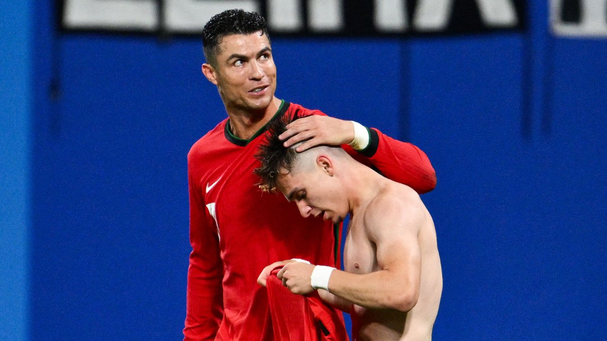 Cristiano Ronaldo comemora ao lado de Francisco Conceição, autor do gol da vitória de Portugal (foto: CHRISTOPHE SIMON/AFP)