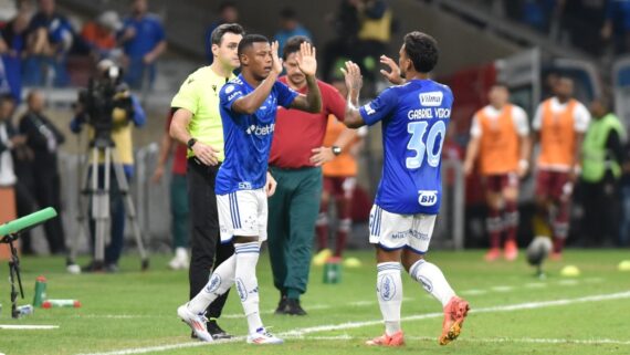 Arthur Gomes e Gabriel Veron, atacantes do Cruzeiro (foto: Ramon Lisboa/EM/DA Press)