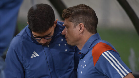 Fernando Seabra, técnico do Cruzeiro, conversa com auxiliar Álvaro Martins (foto: Ramon Lisboa/EM D.A Press)