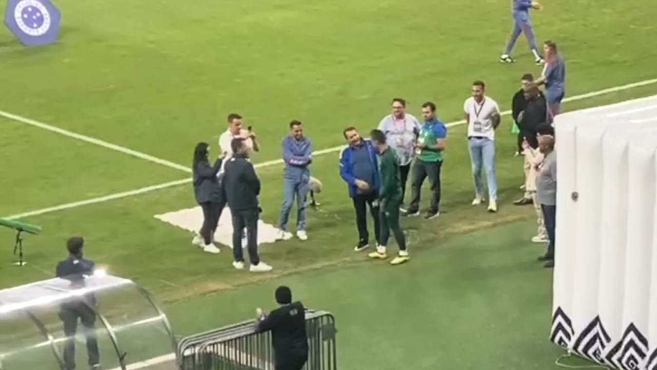 Pedrinho e Fábio se abraçaram no Mineirão (foto: Victor Moreira/TV Alterosa)