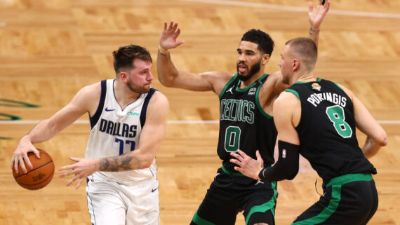 Lance de Celtics x Mavericks (foto: Adam Glanzman / AFP)
