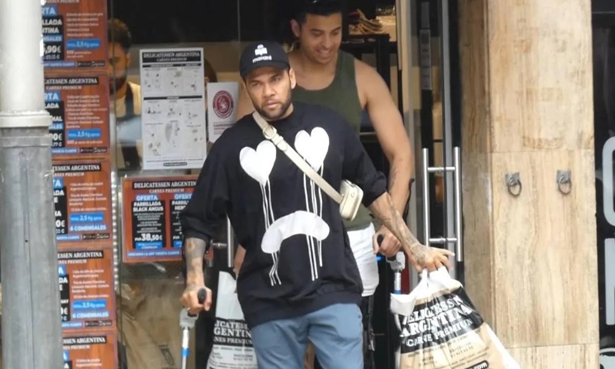 Daniel Alves em Barcelona (foto: Reprodução/La Gaceta)