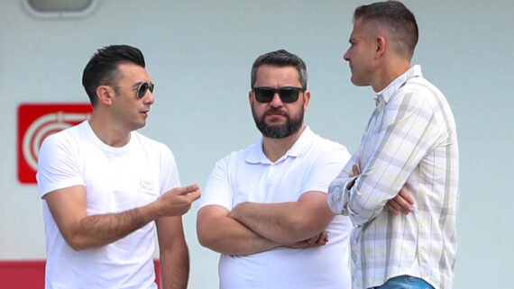 Dátolo (esquerda) com Rodrigo Weber (centro) e Victor Bagy (direita) na Cidade do Galo (foto: Paulo Henrique França)