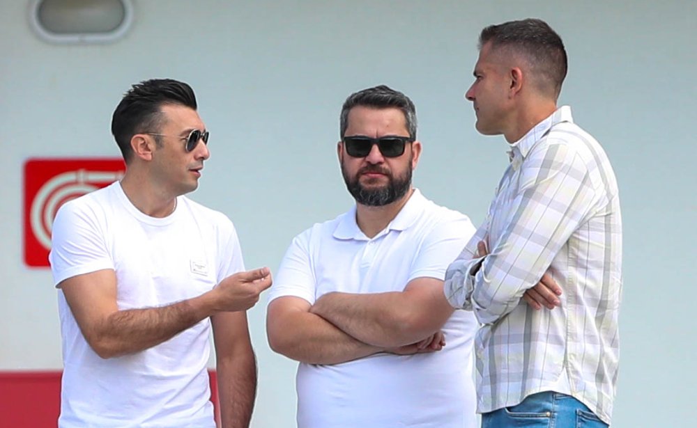 Dátolo (esquerda) com Rodrigo Weber (centro) e Victor Bagy (direita) na Cidade do Galo (foto: Paulo Henrique França)